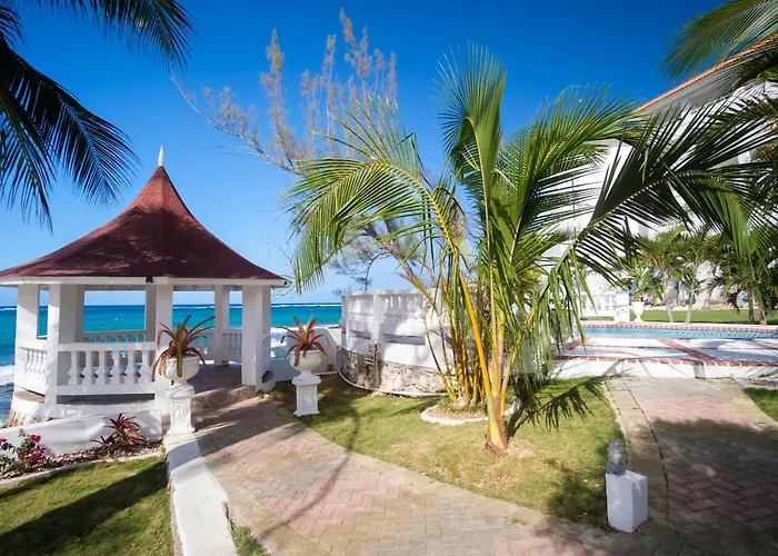 Edgewater Beach Villa - Beach Front, Close To All Attractions